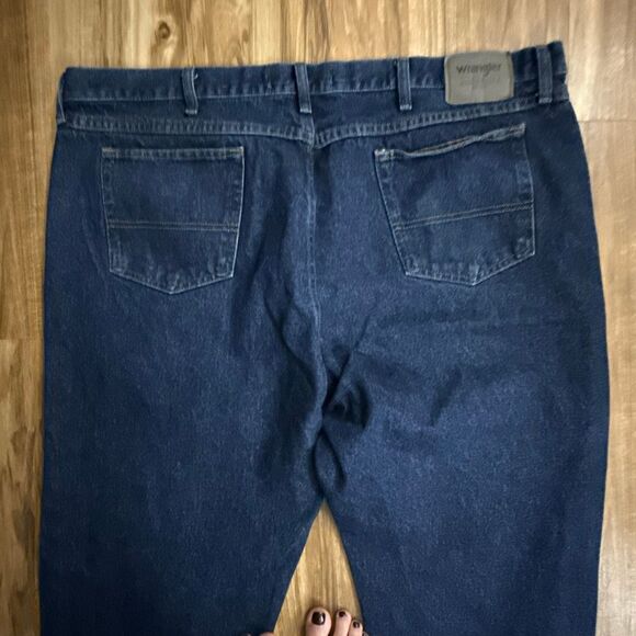 Wrangler Men’s Dark Wash Relaxed Fit Straight Jeans Size 46x34 - Picture 4 of 5
